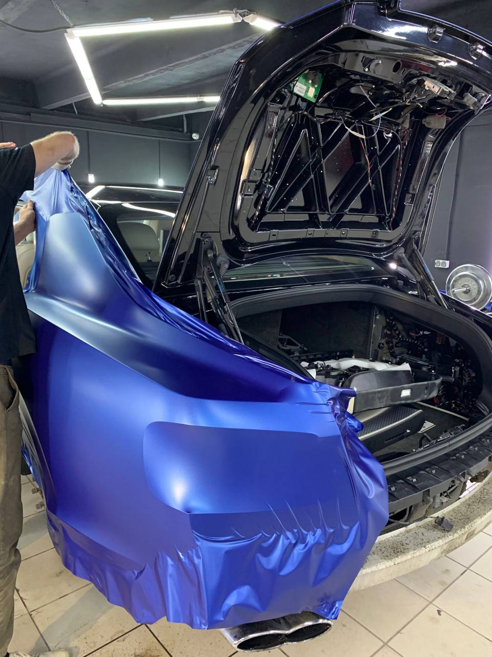 Оклейка кузова синей виниловой плёнкой — стайлинг в студии OnlyCars